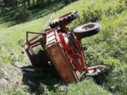 Мужчина получил тяжелые травмы, опрокинувшись с горы на тракторе Мужчина получил тяжелые травмы, опрокинувшись с горы на тракторе