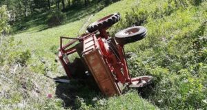 Мужчина получил тяжелые травмы, опрокинувшись с горы на тракторе Мужчина получил тяжелые травмы, опрокинувшись с горы на тракторе