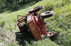 Мужчина получил тяжелые травмы, опрокинувшись с горы на тракторе Мужчина получил тяжелые травмы, опрокинувшись с горы на тракторе