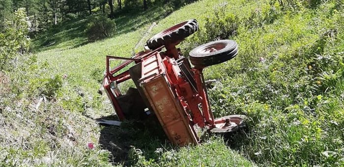 Мужчина получил тяжелые травмы, опрокинувшись с горы на тракторе