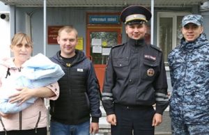За 20 минут до родов: полицейские помогли вовремя доставить роженицу в Перинатальный центр За 20 минут до родов: полицейские помогли вовремя доставить роженицу в Перинатальный центр