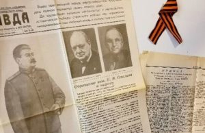 Репринты газеты «Правда» за 10 мая 1945 года раздают волонтеры в Горном Алтае Репринты газеты «Правда» за 10 мая 1945 года раздают волонтеры в Горном Алтае