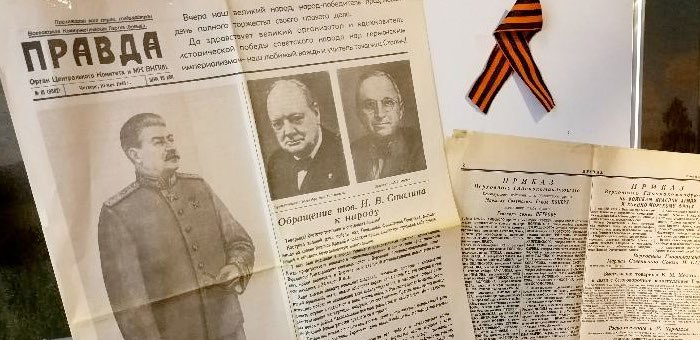 Репринты газеты «Правда» за 10 мая 1945 года раздают волонтеры в Горном Алтае