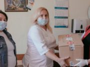 Волонтеры передали медикам средства индивидуальной защиты Волонтеры передали медикам средства индивидуальной защиты