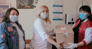 Волонтеры передали медикам средства индивидуальной защиты