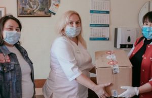 Волонтеры передали медикам средства индивидуальной защиты Волонтеры передали медикам средства индивидуальной защиты