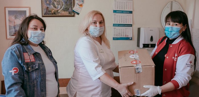 Волонтеры передали медикам средства индивидуальной защиты