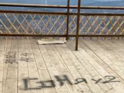 Смотровую площадку на Тугае «украсили» надписи современных вандалов Смотровую площадку на Тугае «украсили» надписи современных вандалов
