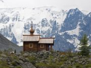 У подножия Белухи сгорела часовня У подножия Белухи сгорела часовня