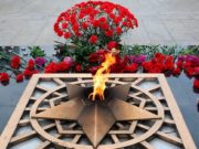 Руководители республики возложили цветы к Вечному огню