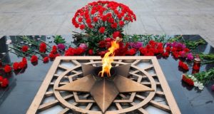 Руководители республики возложили цветы к Вечному огню