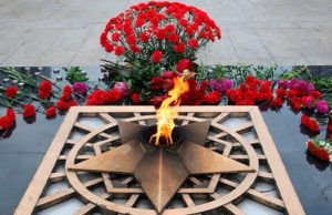 Руководители республики возложили цветы к Вечному огню Руководители республики возложили цветы к Вечному огню