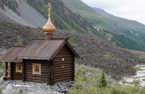 Задержан подозреваемый в поджоге часовни у подножия Белухи Задержан подозреваемый в поджоге часовни у подножия Белухи