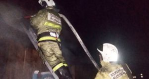 Фермер и двое пожарных, рискуя жизнью, спасли из огня трех человек Фермер и двое пожарных, рискуя жизнью, спасли из огня трех человек