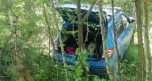 Двое москвичей застряли на таежной дороге, один едва не погиб, толкая автомобиль Двое москвичей застряли на таежной дороге, один едва не погиб, толкая автомобиль