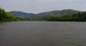 В Турочаке на Бие перевернулась моторная лодка, пропали три человека В Турочаке на Бие перевернулась моторная лодка, пропали три человека