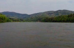 В Турочаке на Бие перевернулась моторная лодка, пропали три человека В Турочаке на Бие перевернулась моторная лодка, пропали три человека