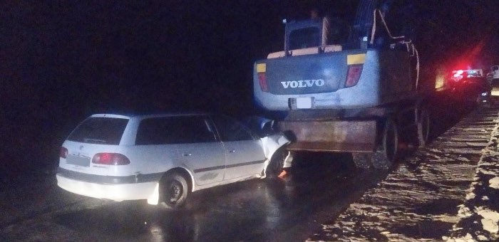 Пьяный водитель на «Тойоте» врезался в экскаватор