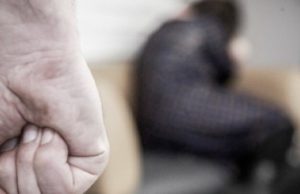 «Квартирный вопрос» довел до уголовного дела: горожанин напал на мать и брата