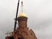 В Усть-Коксе на строящийся храм установили купол