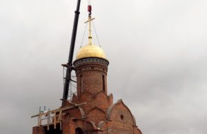 В Усть-Коксе на строящийся храм установили купол
