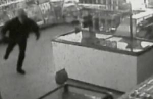 Два подростка украли спортивную одежду из торгового центра «Горный»