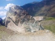 В Чулышманской долине на дорогу упал огромный кусок скалы В Чулышманской долине на дорогу упал огромный кусок скалы