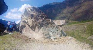 В Чулышманской долине на дорогу упал огромный кусок скалы