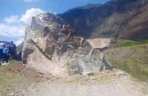 В Чулышманской долине на дорогу упал огромный кусок скалы