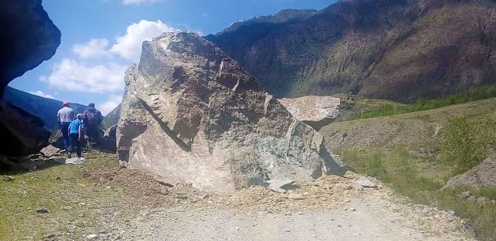 В Чулышманской долине на дорогу упал огромный кусок скалы