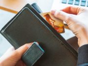 Женщина обманом оформила на клиентку кредитную карту и тратила с нее деньги