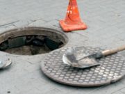 79-летняя пенсионерка получила компенсацию за сломанную из-за незакрытого люка ногу