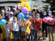 Волонтеры устроили праздничные представления для детей Волонтеры устроили праздничные представления для детей
