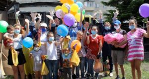 Волонтеры устроили праздничные представления для детей Волонтеры устроили праздничные представления для детей