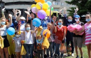 Волонтеры устроили праздничные представления для детей