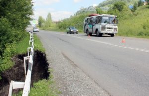 Из-за оползня ограничено движение транспорта между Горно-Алтайском и Кызыл-Озеком Из-за оползня ограничено движение транспорта между Горно-Алтайском и Кызыл-Озеком