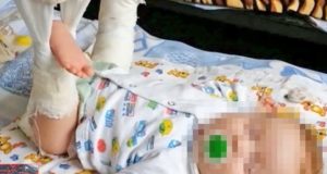 Женщина с младенцем на руках упала на ступеньках магазина, малыш сломал ногу Женщина с младенцем на руках упала на ступеньках магазина, малыш сломал ногу
