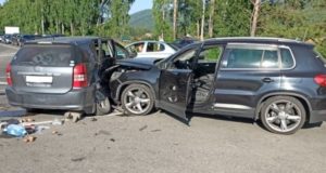 Возле поворота на Айский мост «Тойота» протаранила «Фольксваген»
