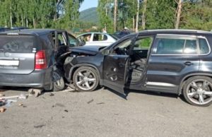 Возле поворота на Айский мост столкнулись «Тойота» и «Фольксваген» Возле поворота на Айский мост «Тойота» протаранила «Фольксваген»