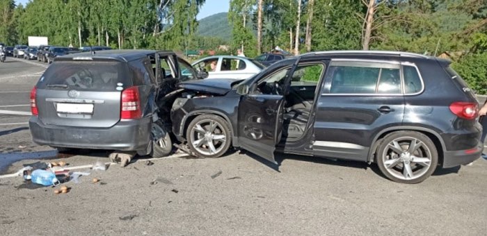 Возле поворота на Айский мост столкнулись «Тойота» и «Фольксваген»