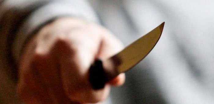 Напившийся в гостях подросток пытался убить трех человек ударами ножа в шею
