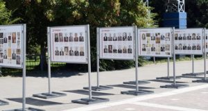 Выставку, посвященную 75-летию Победы, открыли на центральной площади Горно-Алтайска Выставку, посвященную 75-летию Победы, открыли на центральной площади Горно-Алтайска