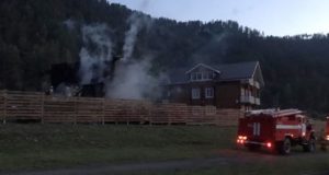Три человека попали в больницу после пожара на турбазе в районе «Бирюзовой Катуни» Три человека попали в больницу после пожара на турбазе в районе «Бирюзовой Катуни»