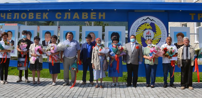 В Онгудае обновили Доску почета и наградили выдающихся жителей района