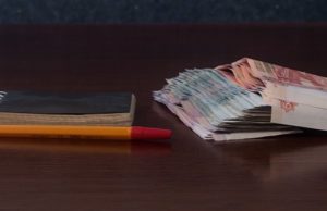 C МФЦ взыщут почти 4 миллиона, незаконно потраченных на сувенирную продукцию
