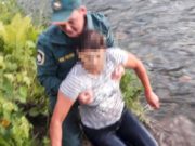 «Отвечает матом на предложения помощи и тонет»: пожарные вытащили из реки женщину