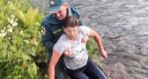 «Отвечает матом на предложения помощи и тонет»: пожарные вытащили из реки женщину «Отвечает матом на предложения помощи и тонет»: пожарные вытащили из реки женщину