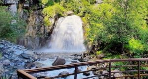 На водопаде Корбу реконструировали обзорную площадку