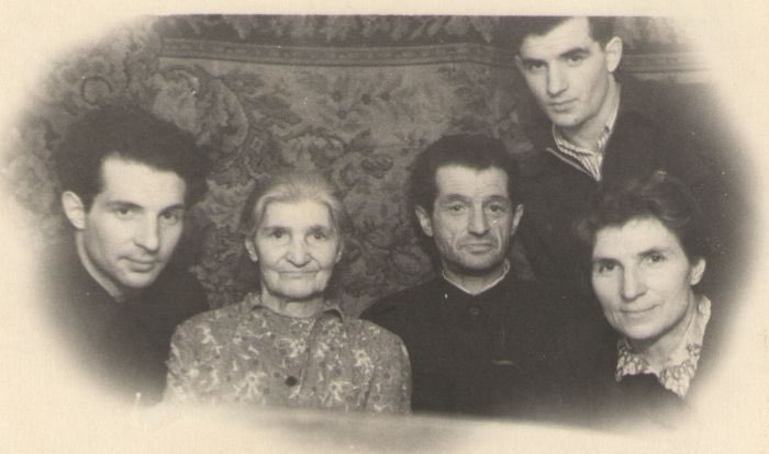 Виктор Иоффе (стоит) с отцом, братом, матерью и бабушкой