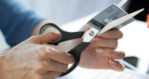 И потребители, и банки стали осторожнее с кредитными картами